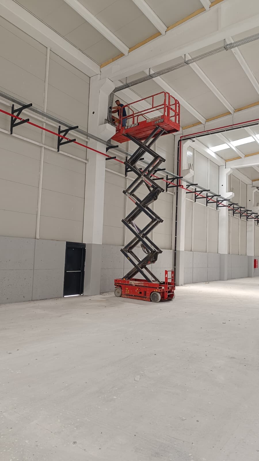Fabrika tesisat montajında makaslı platform