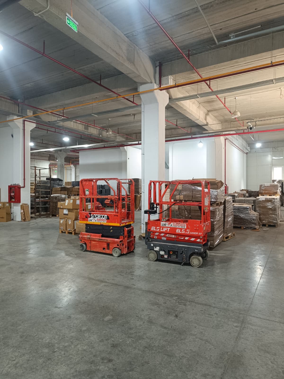 Makaslı platform ile kapalı mekan bakım çalışması