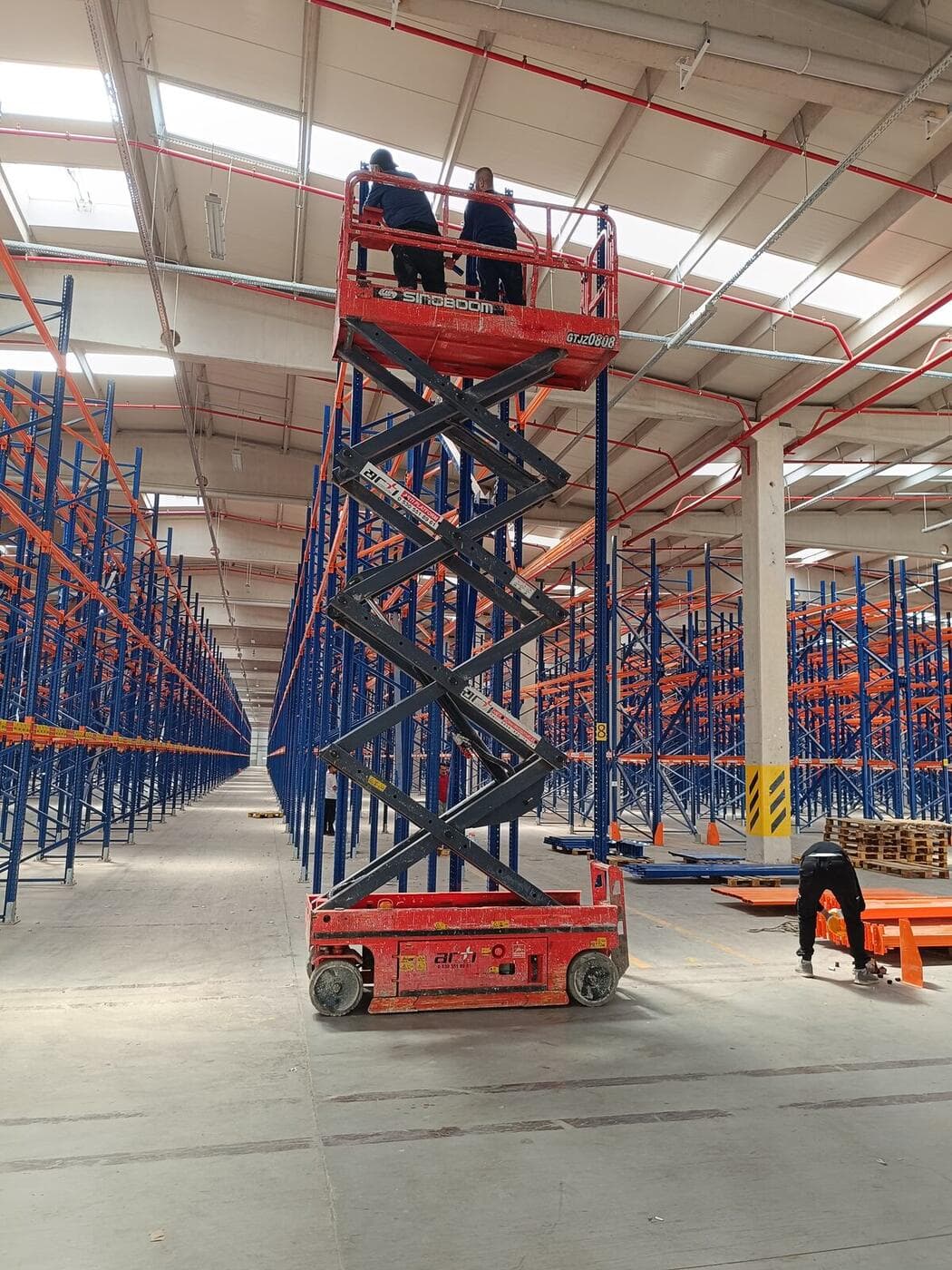Makaslı platform ile kapalı mekan bakım çalışması
