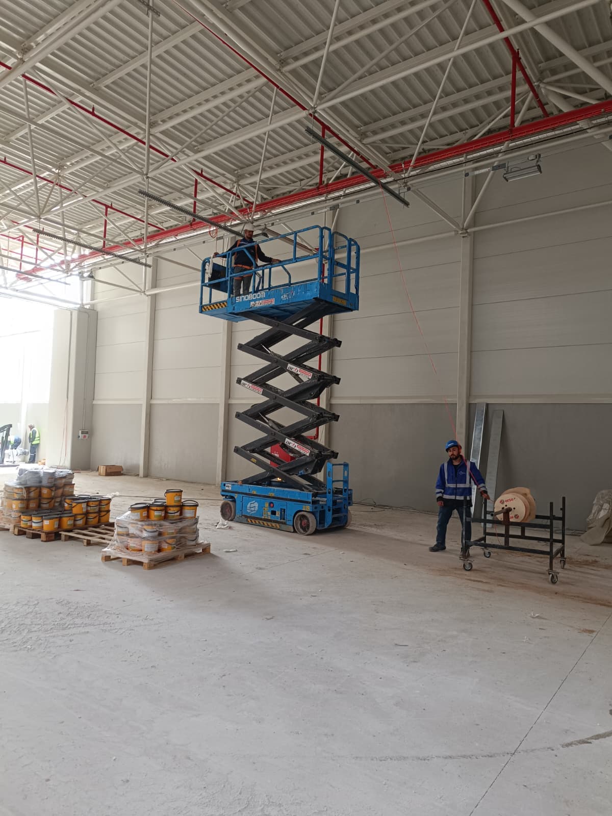 Makaslı platform ile fabrika içi tavan-tesisat çalışması